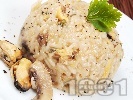 Рецепта Ризото от бял ориз с миди, гъби, бяло вино и пресен лук